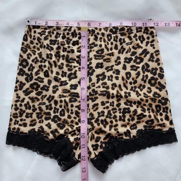 Hot Shorts - Picture 4 of 4